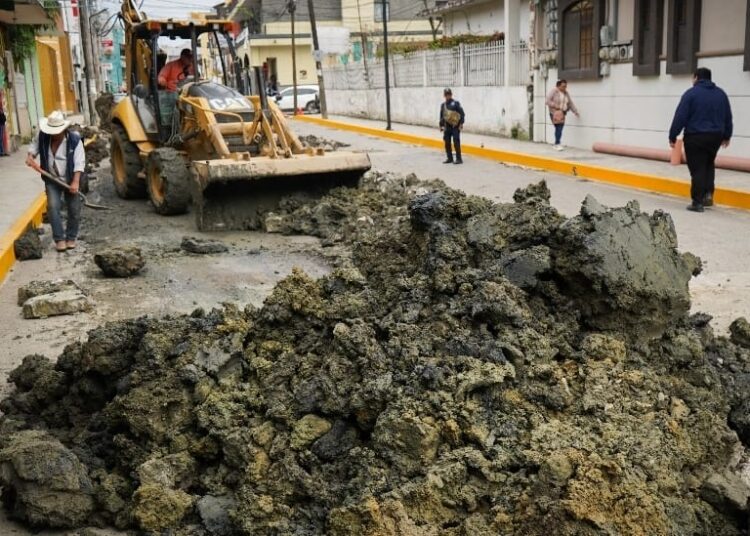 Gobierno de Huejutla atiende problemática de aguas residuales en la zona Centro