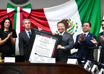 Congreso del Estado entrega presea Pedro María Anaya al historiador José Vergara Vergara