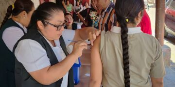 DIF Huejutla refuerza la prevención de enfermedades con jornada de vacunación