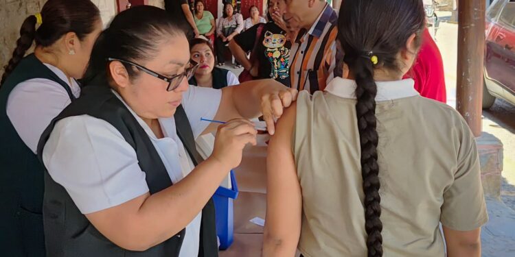 DIF Huejutla refuerza la prevención de enfermedades con jornada de vacunación