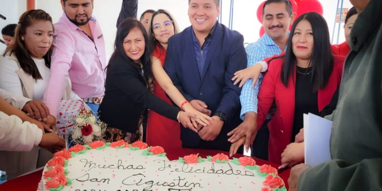 ¡Amor con destino a Acapulco! Ayuntamiento de San Agustín Tlaxiaca celebra a 21 parejas con bodas colectivas y viaje