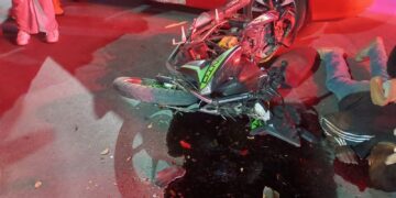 Motociclista sin casco resulta gravemente lesionado tras accidente en Ixmiquilpan