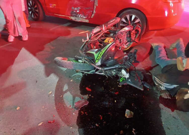 Motociclista sin casco resulta gravemente lesionado tras accidente en Ixmiquilpan