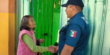 Policía de Pachuca auxilia y resguarda a adulta mayor desorientada en avenida Mariano Abasolo