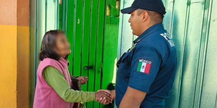 Policía de Pachuca auxilia y resguarda a adulta mayor desorientada en avenida Mariano Abasolo