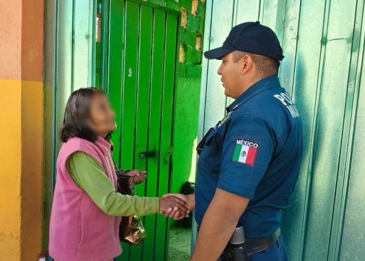 Policía de Pachuca auxilia y resguarda a adulta mayor desorientada en avenida Mariano Abasolo