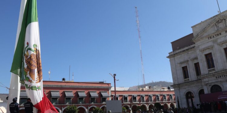 Julio Menchaca preside conmemoración del Día de la Bandera en Hidalgo