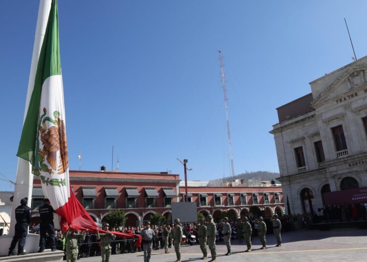 Julio Menchaca preside conmemoración del Día de la Bandera en Hidalgo