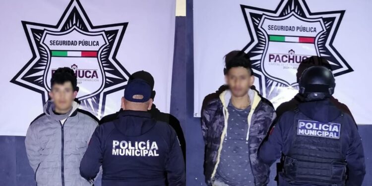 Detienen a dos personas en Pachuca; llevaban presuntas sustancias ilícitas