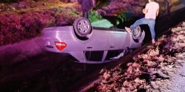 Aparatosa volcadura moviliza cuerpos de emergencia en Ixmiquilpan