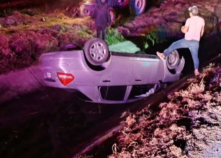 Aparatosa volcadura moviliza cuerpos de emergencia en Ixmiquilpan