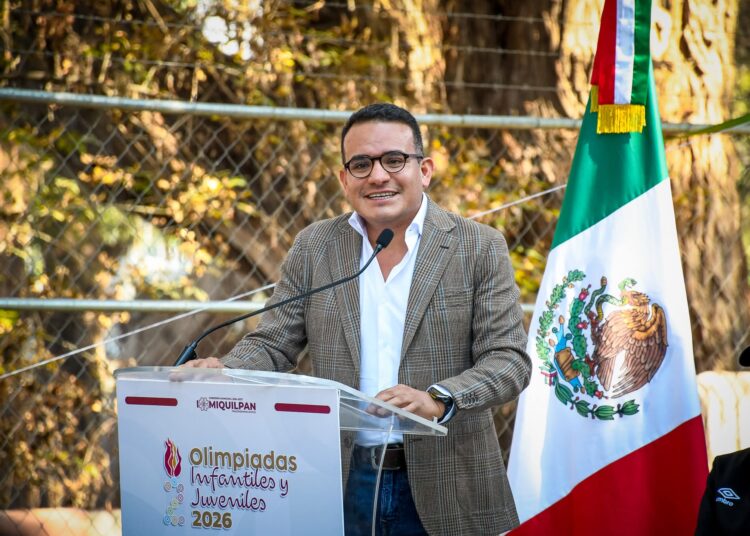 REGULARIZA GOBIERNO MUNICIPAL A BOLEROS DEL CENTRO; ENTREGA EMANUEL HERNÁNDEZ TARJETONES DE MANERA OFICIAL