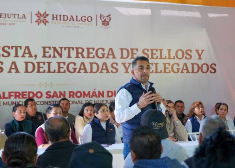 ALFREDO SAN ROMÁN ENTREGA SELLOS Y NOMBRAMIENTOS A DELEGADAS Y DELEGADOS EN HUEJUTLA