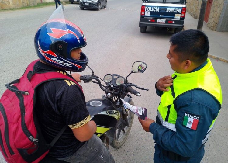 REFUERZAN CULTURA DE PREVENCIÓN CON CAMPAÑA DE USO CORRECTO DE CASCO EN HUEJUTLA