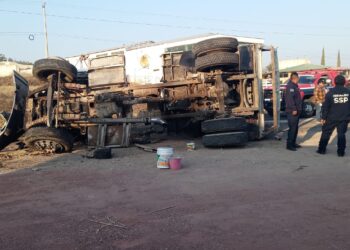 Aparatoso accidente en la carretera Pachuca–Actopan deja a un adulto mayor lesionado