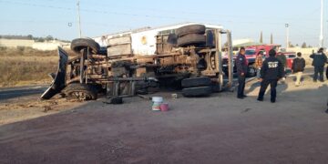 Aparatoso accidente en la carretera Pachuca–Actopan deja a un adulto mayor lesionado