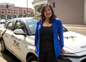 Mujeres al volante: Maura García encuentra en el taxi una nueva ruta profesional