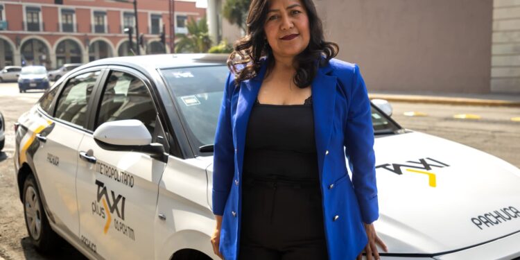 Mujeres al volante: Maura García encuentra en el taxi una nueva ruta profesional