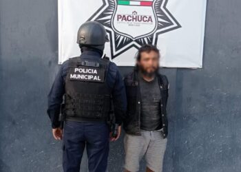 Detienen a dos personas por presunto robo de coladera en la colonia Piracantos.