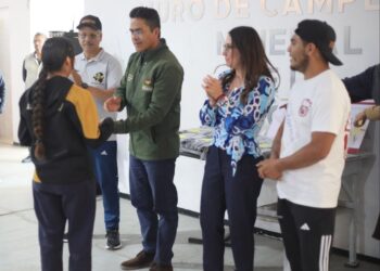 Impulsa Mineral de la Reforma al deporte con entrega de uniformes a delegación de boxeo