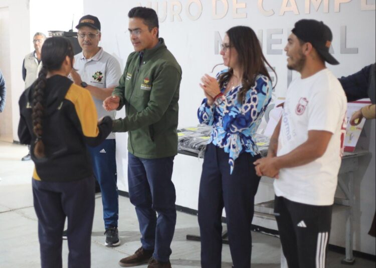 Impulsa Mineral de la Reforma al deporte con entrega de uniformes a delegación de boxeo