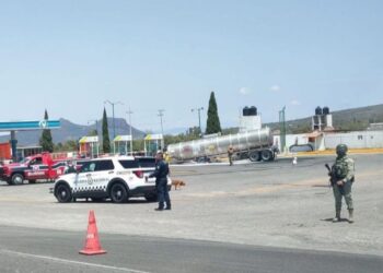 Fuga de gasolina en pipa provoca movilización de emergencia