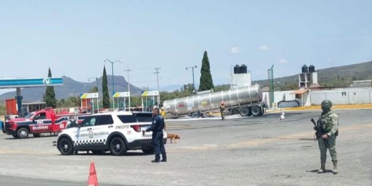 Fuga de gasolina en pipa provoca movilización de emergencia