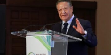 Julio Menchaca cobija a la cadena Fibra-Textil-Vestido-Calzado