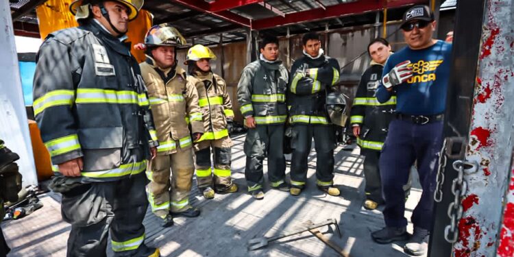 Cinco bomberos de Pachuca se certifican bajo estándar internacional