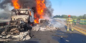 Se incendia tráiler en el Arco Norte a la altura de Tula; moviliza a cuerpos de emergencia