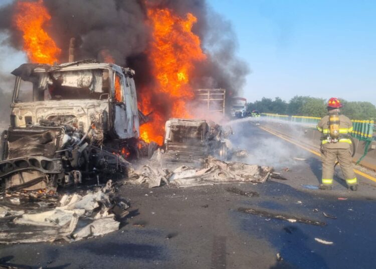 Se incendia tráiler en el Arco Norte a la altura de Tula; moviliza a cuerpos de emergencia