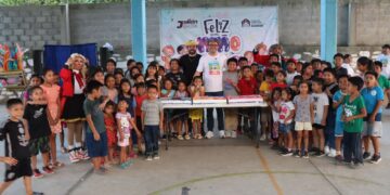 Julián Nochebuena inicia festejos a la niñez con Caravana Infantil