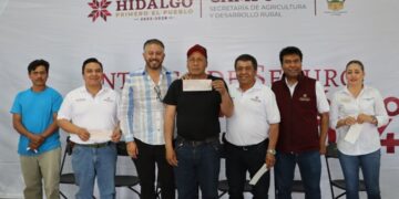 Entregan apoyos por casi un millón de pesos a productores afectados por contingencias