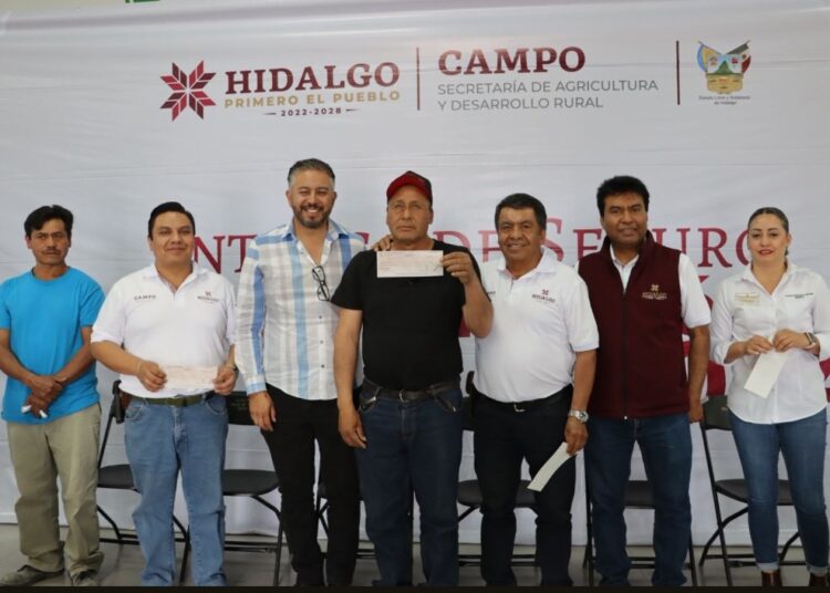 Entregan apoyos por casi un millón de pesos a productores afectados por contingencias