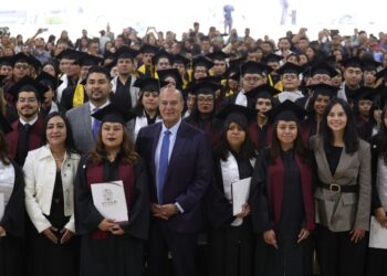 Entrega Natividad Castrejón 229 títulos a egresados de la UTVAM