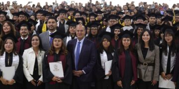 Entrega Natividad Castrejón 229 títulos a egresados de la UTVAM