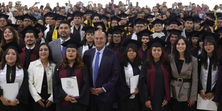 Entrega Natividad Castrejón 229 títulos a egresados de la UTVAM