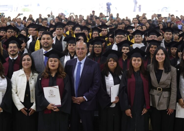 Entrega Natividad Castrejón 229 títulos a egresados de la UTVAM