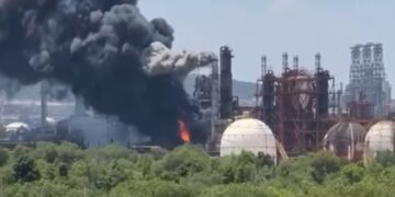 Incendio y explosión en la Refinería Miguel Hidalgo movilizan a cuerpos de emergencia en Tula de Allende
