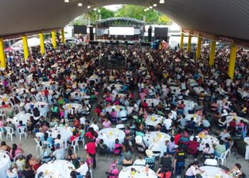 Con éxito, Julián Nochebuena reúne a más de 4 mil personas en gran festejo para mamás y papás en Atlapexco