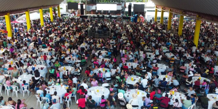 Con éxito, Julián Nochebuena reúne a más de 4 mil personas en gran festejo para mamás y papás en Atlapexco