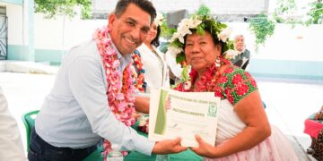 Alfredo San Román reconoce la labor y el legado de las parteras tradicionales
