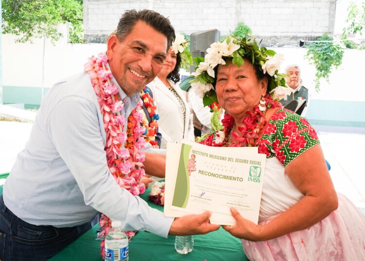 Alfredo San Román reconoce la labor y el legado de las parteras tradicionales