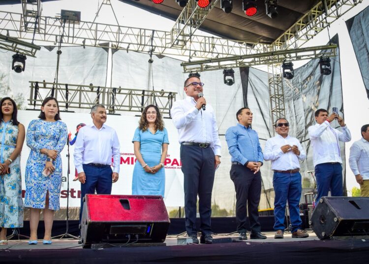 Presidente Municipal de Ixmiquilpan anuncia la construcción de la plazuela y monumento a las maestras y maestros.
