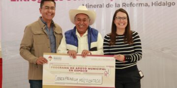 Entrega Eduardo Medécigo semillas certificadas de maíz y cebada a productores de Mineral de la Reforma