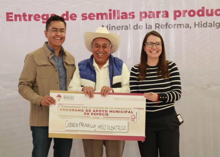 Entrega Eduardo Medécigo semillas certificadas de maíz y cebada a productores de Mineral de la Reforma