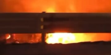 Tractocamión se incendia tras caer a cuneta en el Arco Norte; operador resulta lesionado