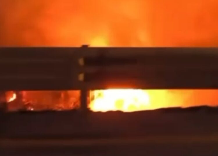 Tractocamión se incendia tras caer a cuneta en el Arco Norte; operador resulta lesionado