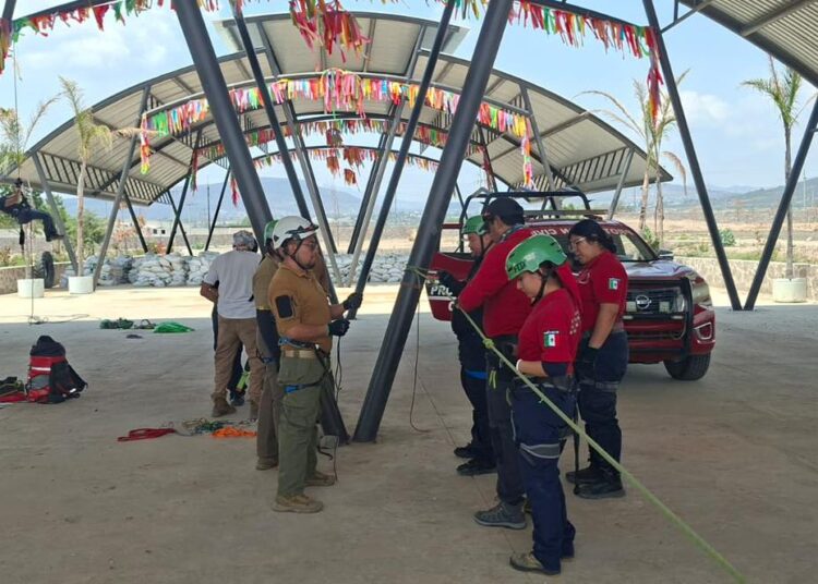 Bomberos de San Agustín Tlaxiaca fortalecen su preparación con curso de rescate con cuerdas