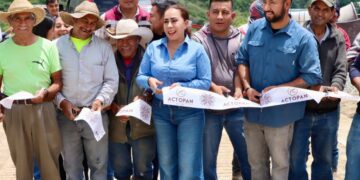 INAUGURA PRESDIENTA IMELDA CUÉLLAR CAMINO DE EMPEDRADO CON HUELLAS DE CONCRETO EN LAS MECAS